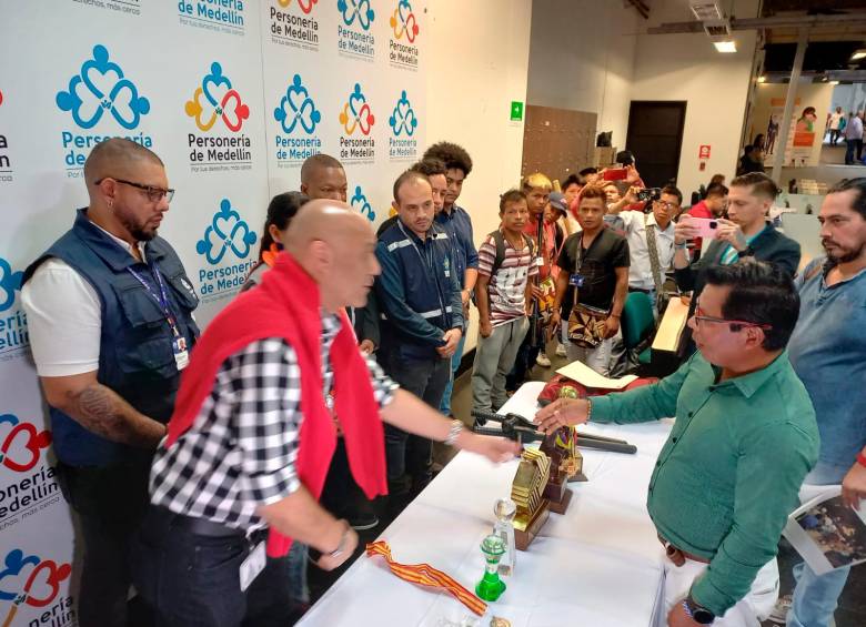 La Personería de Medellín recibió de manos de los líderes indígenas los premios que fueron sacados de una vitrina del edificio municipal. FOTO: MAURICIO PALACIO.