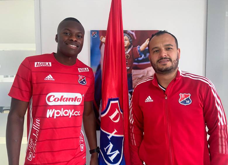 Jhon Palacios junto al presidente del Medellín, Daniel Ossa Giraldo. FOTO CORTESÍA DIM