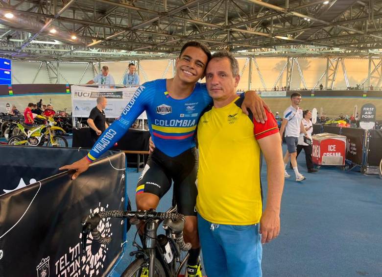 Jaramillo sigue impresionando con su talento en pista. Lo acompaña el entrenador John Jaime González. FOTO fedeciclismo