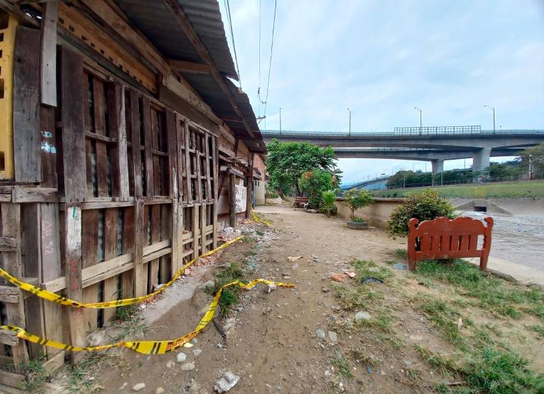 En esta casa de palos de madera vivía la víctima. FOTO: MAURICIO PALACIO BETANCUR