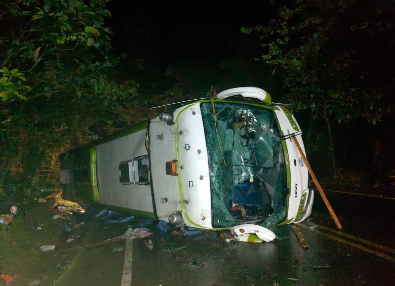 El bus transportaba a 31 personas, en su mayoría migrantes que iban hacia el Urabá antioqueño. FOTO: CORTESÍA