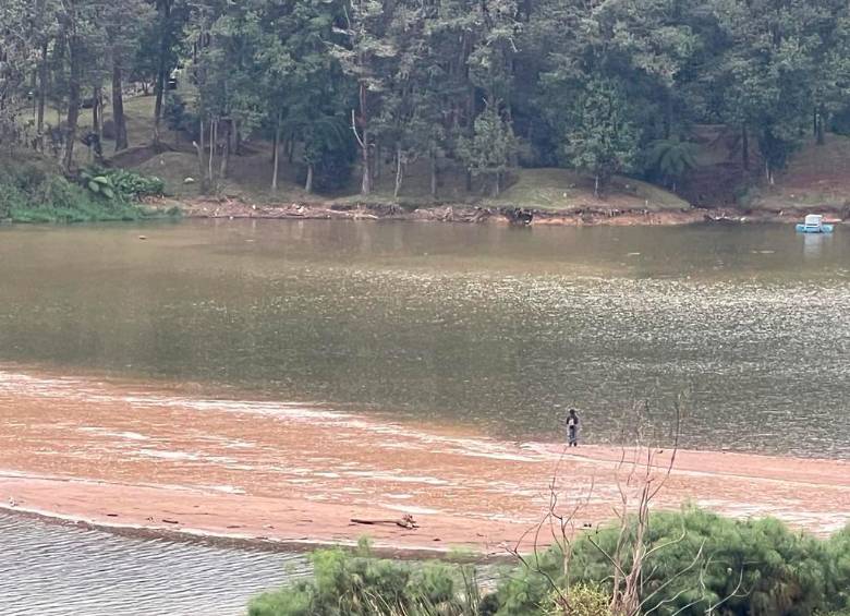 La colmatación está causando que, con algunos días sin lluvias, rápidamente se formen islotes que permiten hasta pararse a mitad de la represa a pescar. FOTO: RICARDO PLATA