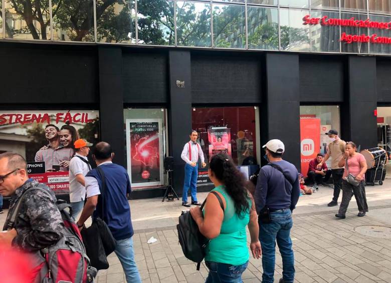 Los movimientos del Muñeco Zed eran admirados por quienes recorrían el pasaje Junín. FOTO: YULIANA ZULETA VILLEGAS