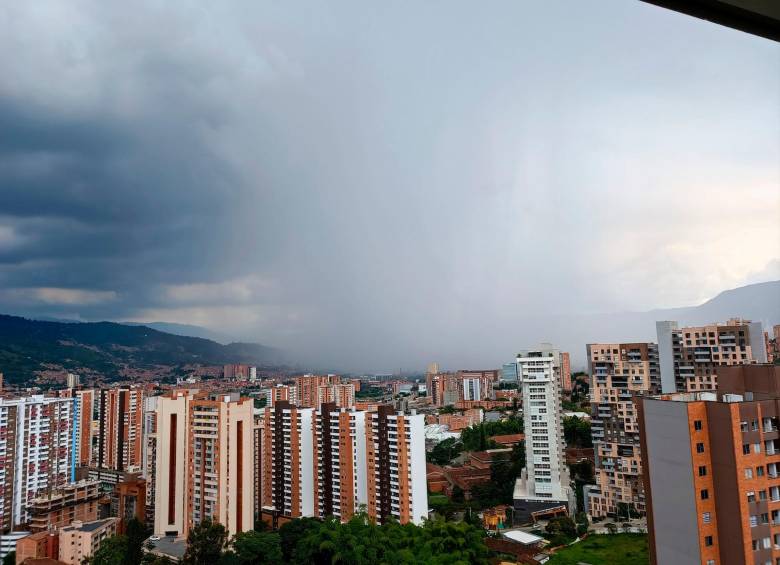 Imágenes que dejaron las fuertes lluvias de hoy en el Valle de Aburrá: FOTO: imagen tomada de la cuenta de Twitter @romeroandresrr.