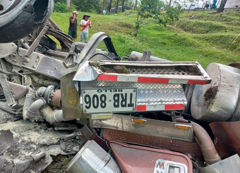 El accidente ocurrió en la tarde de este jueves, en la autopista Medellín-Bogotá. FOTOS: CORTESÍA DENUNCIAS ANTIOQUIA