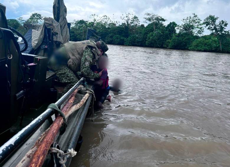 La oportuna reacción de los infantes de Marina permitió rescatar con vida a los dos menores en Vigía del Fuerte. FOTO CORTESÍA 