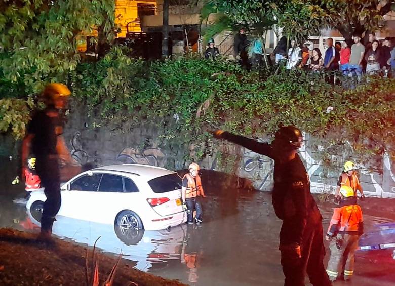 Organismos de socorro realizan las labores de rescate de las personas fallecidas en el deprimido de Conquistadores. Foto Cortesía 