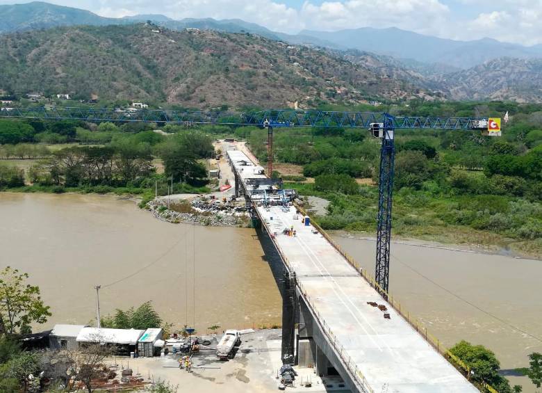 El nuevo puente tiene una extensión de 426 metros y permitirá el empalme de las vías 4G entre el Occidente y el Aburrá. FOTO Manuel Saldarriaga
