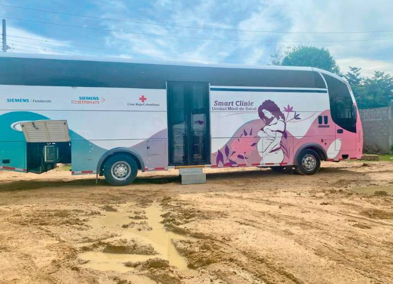 El bus tiene dos consultorios: uno está dispuesto para los rayos X y eventuales atenciones pediátricas; y el otro, para las ecografías. 