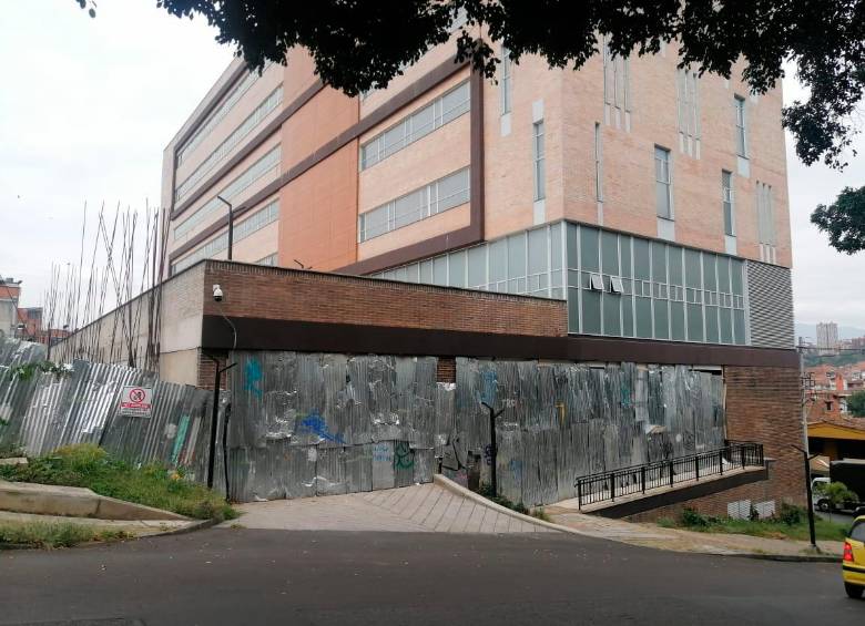 Los ingresos del complejo están custodiados por latas. FOTO: EL COLOMBIANO