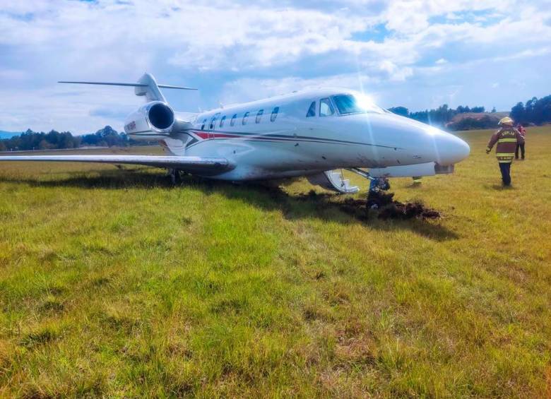Airplan reportó emergencia con avión que se salió de la pista. Foto: CORTESÍA DENUNCIAS ANTIOQUIA.