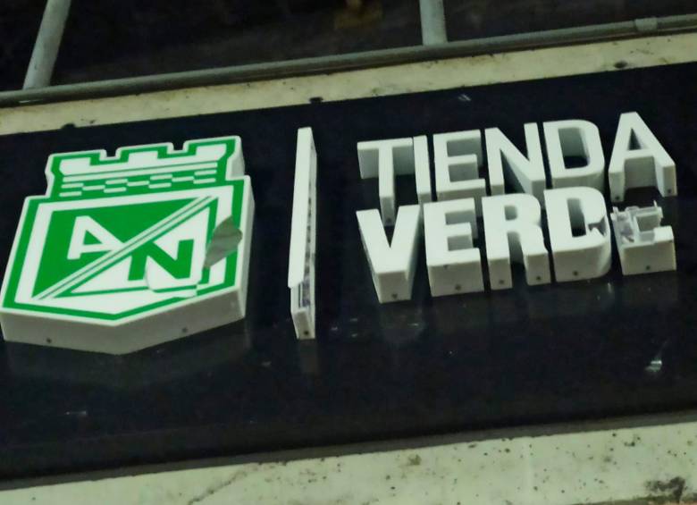Se puede ver cómo dañaron el aviso de la Tienda Verde.