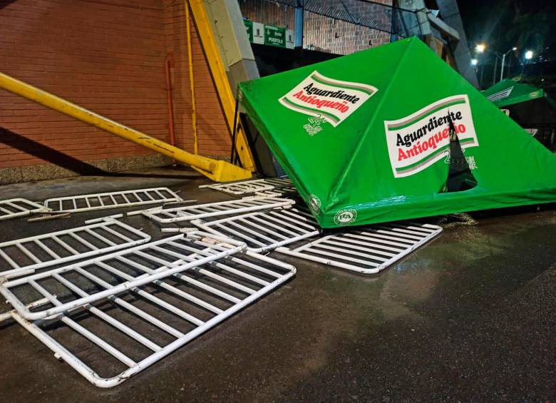 Varias de las carpas del patrocinador también fueron dañadas.