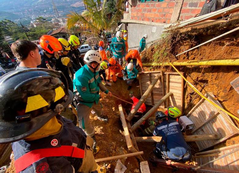 Momento en el que los organismos de socorro auxilian a los dos afectados. FOTO: Cortesía