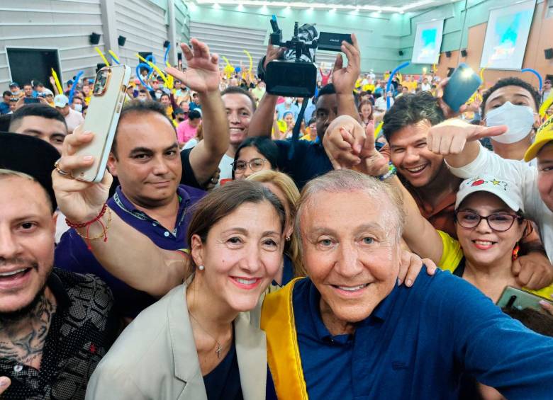 Esta seflie, en Barranquilla, selló el acuerdo político que llevó a Íngrid Betancourt a declinar su candidatura presidencial para sumarse a la de Rodolfo Hernández. FOTO Cortesía