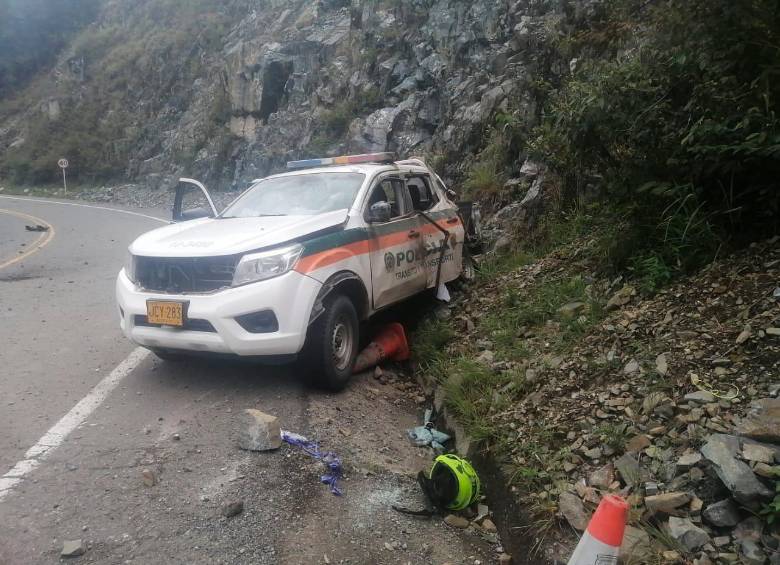 Así quedó la patrulla de la Policía de Carreteras, tras el ataque que dejó dos heridos en Santa Fe de Antioquia el 2 de junio. FOTO cortesía policía