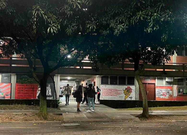 Zona donde hicieron presencia las ambulancias al interior de la Universidad de Antioquia. FOTO: Cortesía