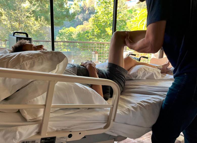 El actor Jeremy Renner sufrió más de 30 fracturas en un accidente con un vehículo para retirar la nieve. FOTO: Twitter @JeremyRenner