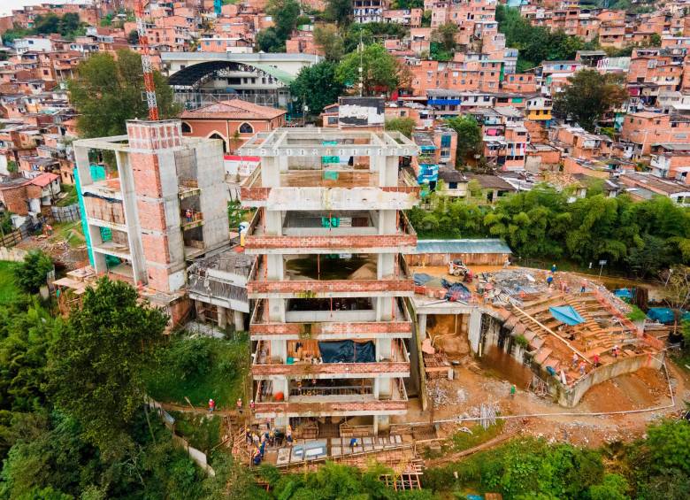 Entre los últimos avances de la obra está el vaciado de pilas, vigas y losas de concreto. FOTO Cortesía