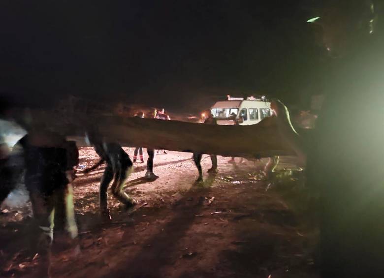 Un grupo de colombianos que viajaba a Cusco tuvo que quitar de la vía un tronco atravesado por los manifestantes. FOTO: Cortesía. 