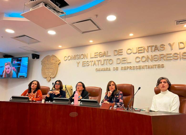 María Antonia García de la Torre, Mónica Godoy, Juana Amador, Jennifer Pedraza, Ángela María Robledo y Sara Tufano denunciaron violencia política contra las mujeres dentro de la Colombia Humana. FOTO: Twitter @JenniferPedraz