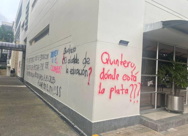 “Baje que lo estamos esperando”: estudiantes del ITM se plantaron en la Alpujarra y le piden a Quintero que no los desfinancie