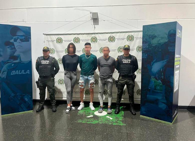 Detenidos en Bello por extorsionar a una persona por no publicar videos íntimos. FOTO: Cortesía Policía Metropolitana