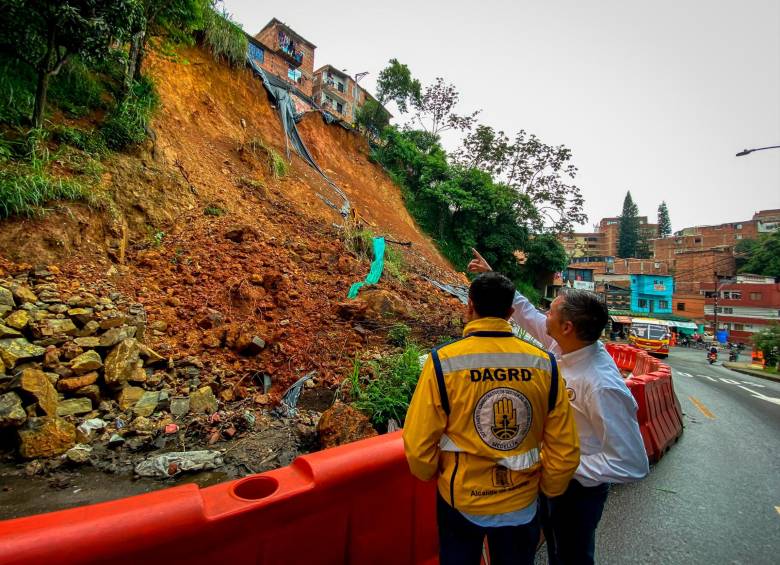 El Dagrd visitó el sector de Palos Verdes y ante la inestabilidad del terreno se decidió cerrar nuevamente la vía. FOTO: CORTESÍA DAGRD