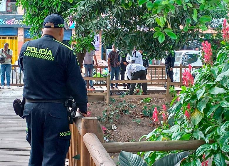 Un hombre fue encontrado en la corriente de la quebrada, al igual que las otras dos víctimas que fueron halladas sin vida en el afluente. FOTO mauricio palacio