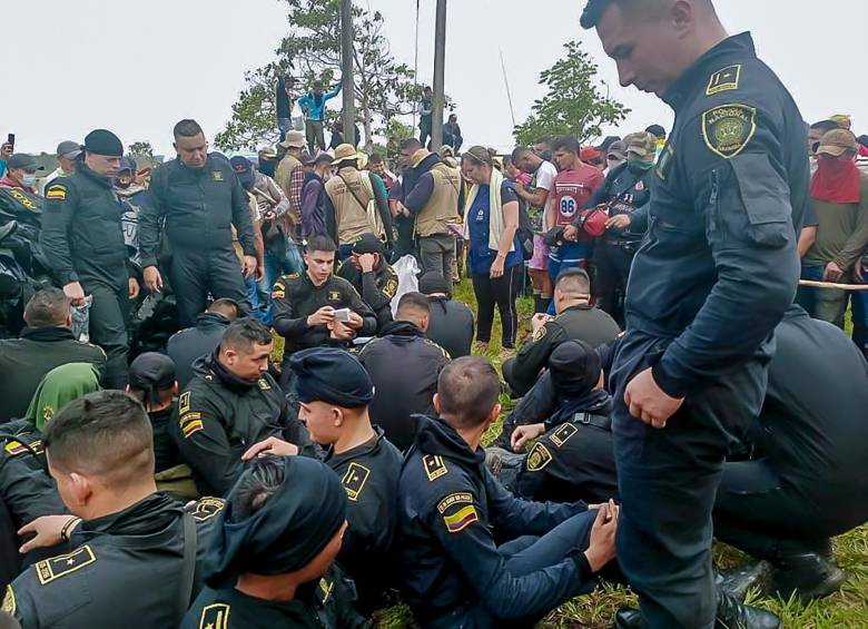 Este fue el momento en el que los protestantes de San Vicente del Caguán secuestraron a 79 policías la semana pasada, la mayoría de ellos asignados al Escuadrón Móvil Antimotines (Esmad). FOTO cortesía defensoría