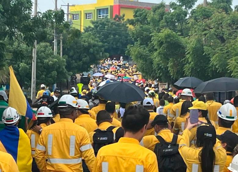 Personas que hacen parte de la empresa Cerrejón protestaron hoy contra la reforma tributaria en la Guajira. FOTO: TOMADA DE TWITTER @HENRYFOREROJ
