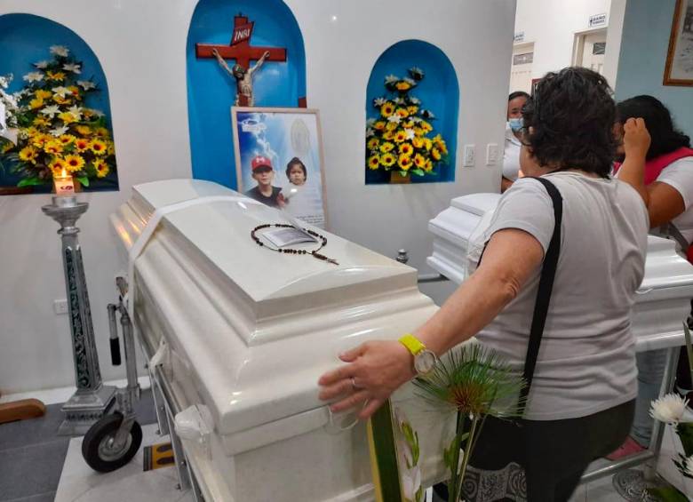 La velación de los menores, en cajas selladas, se llevó a cabo en la Funeraria Ser, en la calle del comercio, con gran asistencia de ciudadanos. FOTO CORTESÍA GUILLERMO NARANJO