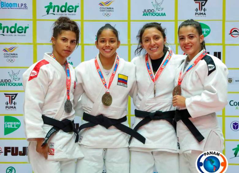 Erika Lasso, segunda de izquierda a derecha, se llevó el oro en el Open Panamericano de Medellín. FOTO fecoljudo