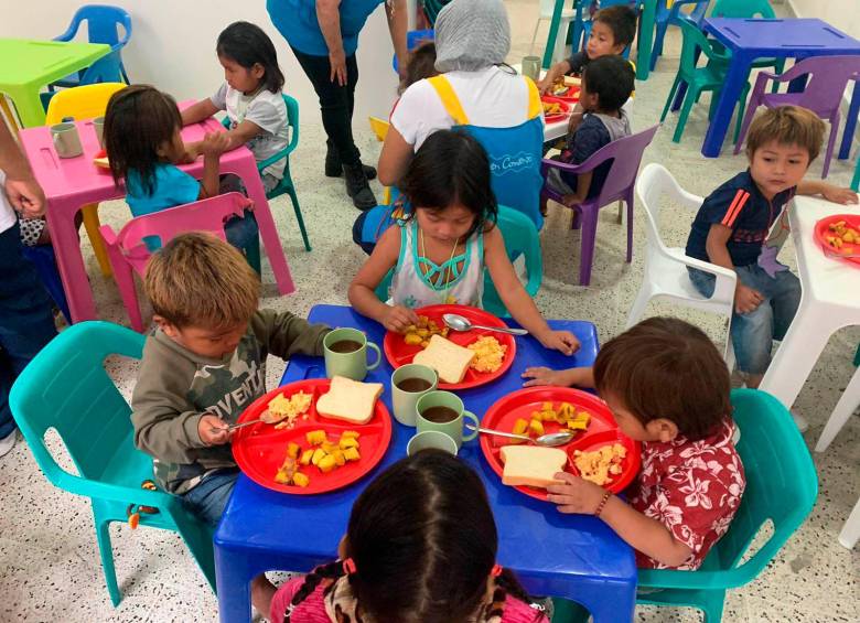 La dieta de los niños está basada en los alimentos que suele consumir la etnia emberá, como plátano, yuca y granos. FOTO CORTESÍA