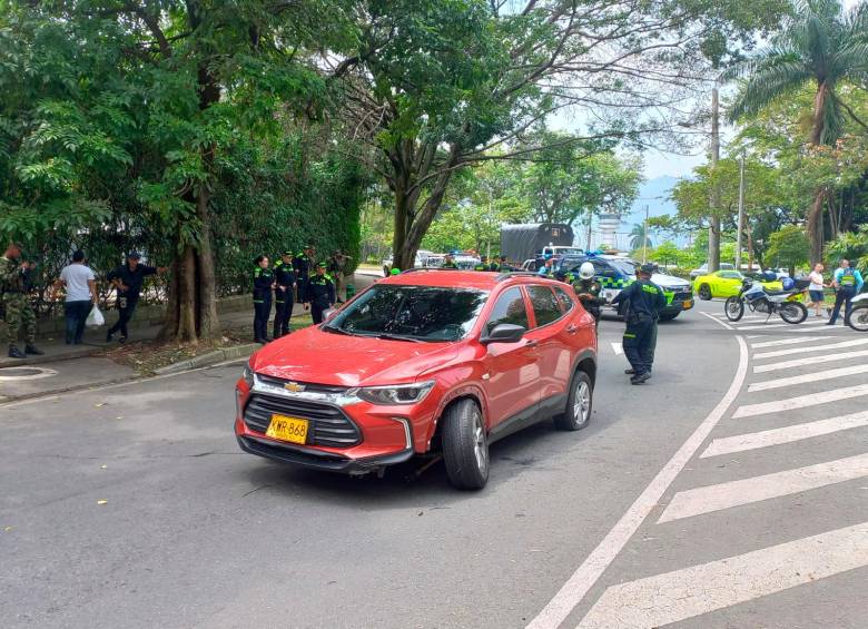 Los heridos y capturados se movilizaban en el vehículo particular color vinotinto, el cual quedó bajo custodia policial. FOTO: MAURICIO PALACIO