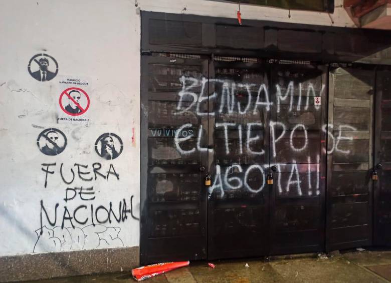 Tampoco se salvaron algunas de las puertas del escenario.