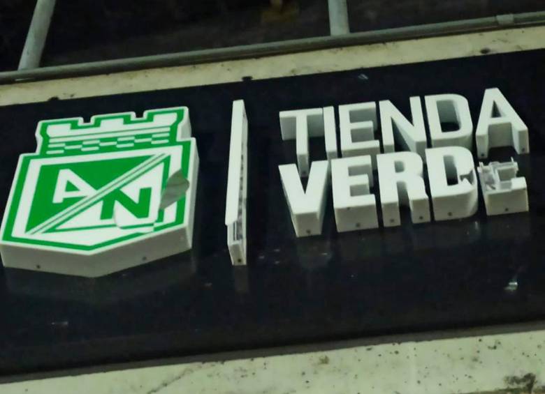 La fachada de la Tienda Verde sufrió las consecuencias de algunos desadaptados que empañaron la protesta. FOTOS: CORTESÍA