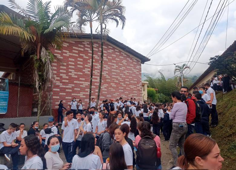 $!Estudiantes se dieron cita a las 7:00 de la mañana a las afueras de su colegio para pedir garantías. Foto Cortesía
