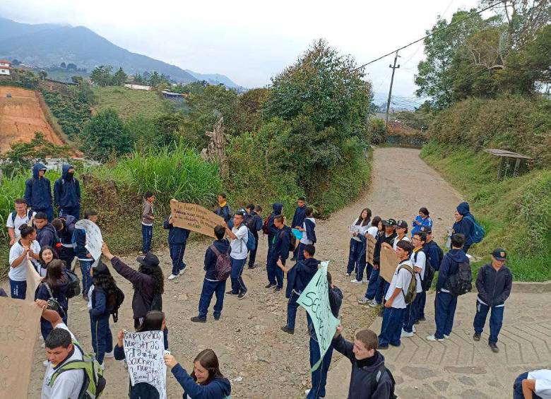 Estudiantes y padres de familia de la vereda La Aurora, El Carmen de Viboral, durante la protesta. FOTO Cortesía MiOriente