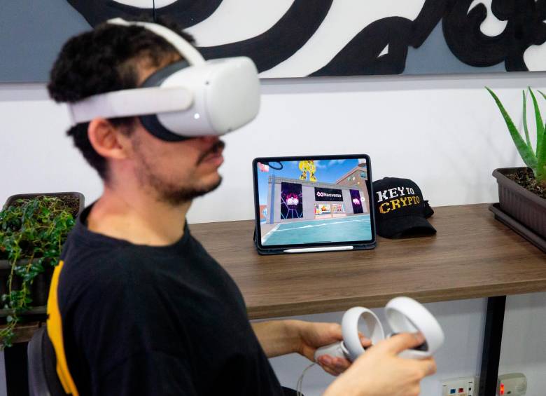 Los controles de las gafas de RV son la extensión de las manos de La Plaga. FOTO Camilo Suárez Los controles de las gafas de RV son la extensión de las manos de La Plaga. FOTO Camilo Suárez