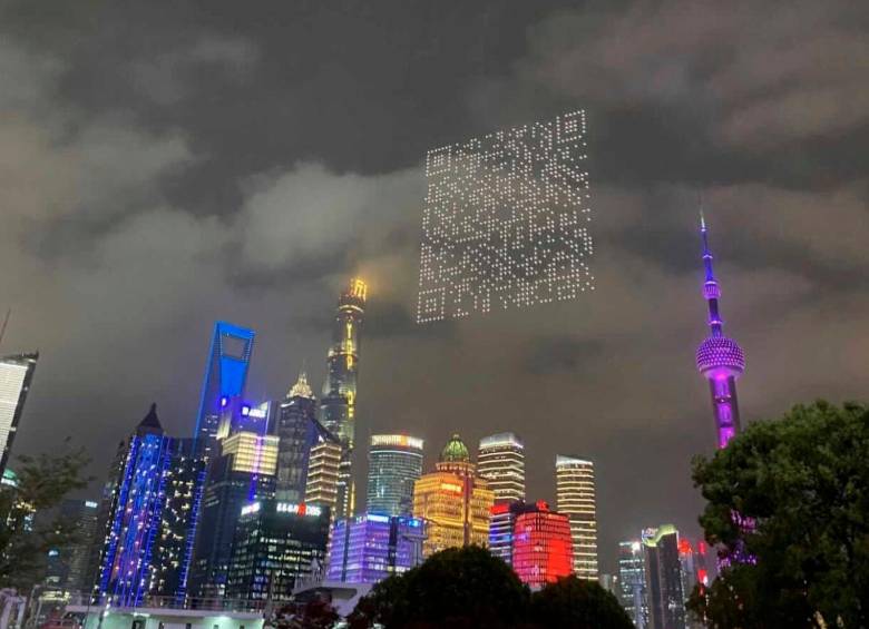 Así se vio sobre el cielo de Shanghái el código QR formado por los 1.500 drones. FOTO Tomada de @cygames_inc