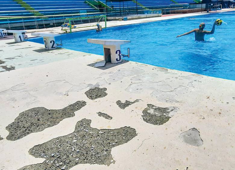 Los huecos en la piscina olímpica son la fiel evidencia del abandono del escenario. FOTO CARLOS VELÁSQUEZ