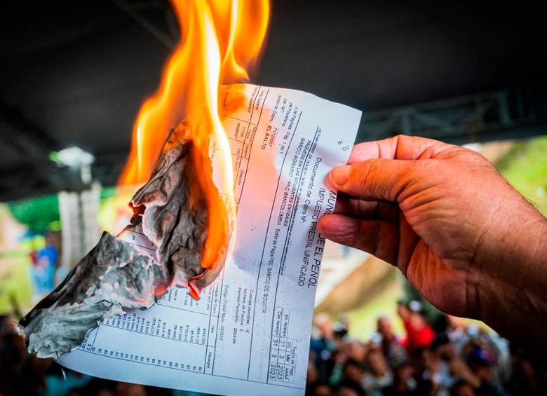En El Peñol han protestado quemando los recibos catastrales que les han llegado. La alcaldesa Sorani Marín, dijo estar dispuesta a revisar los cobros. FOTO Carlos Velásquez y cortesía