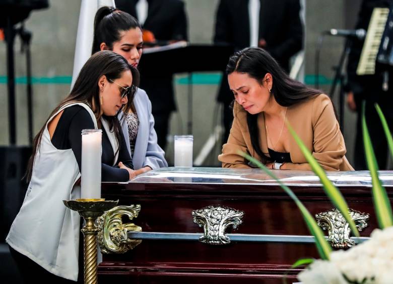 Una imagen que se repitió durante toda la mañana, Catalina Gómez y su familia llorando frente a el ataúd. FOTO Jaime Pérez