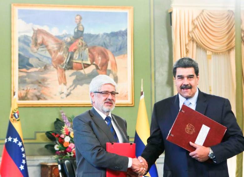 El ministro de Comercio, Germán Umaña, y el presidente de Venezuela, Nicolás Maduro, durante la firma del acuerdo de inversión. FOTO CORTESÍA MINCOMERCIO