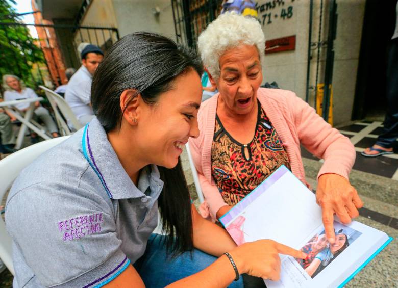 Con las diferentes actividades del libro interactivo, los adultos mayores pueden recordar aquellos momentos felices de su vida y relatarlos. FOTO ESNEYDER GUTIÉRREZ