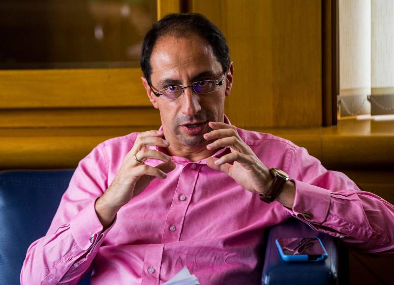 El ministro de Hacienda, José Manuel Restrepo, dio detalles de las medidas que se toman desde el Gobierno para mitigar la inflación. FOTO Julio césar herrera