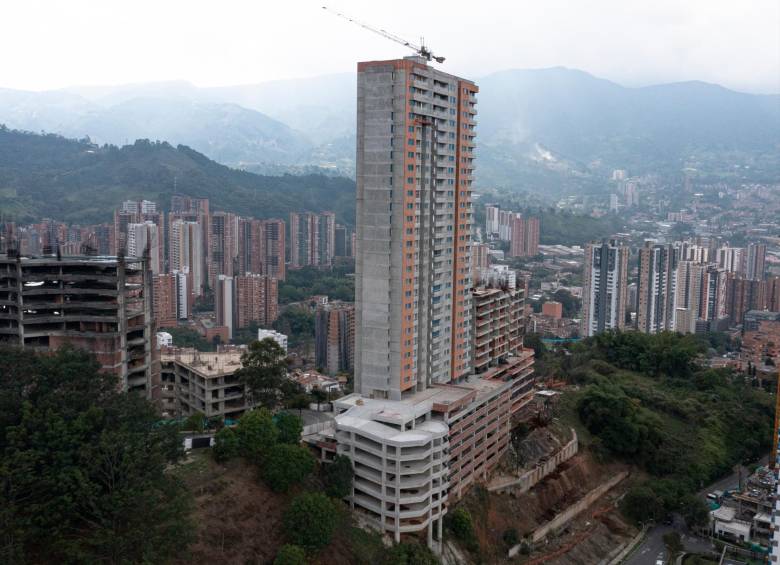 El proyecto Flora en Itagüí solo tiene iniciados 10 de los 32 pisos que tendrá en total (arriba). Lagos del Sur en Sabaneta está aparentemente construido pero todavía no cuenta con servicios públicos (abajo). FOTO Manuel Saldarriaga