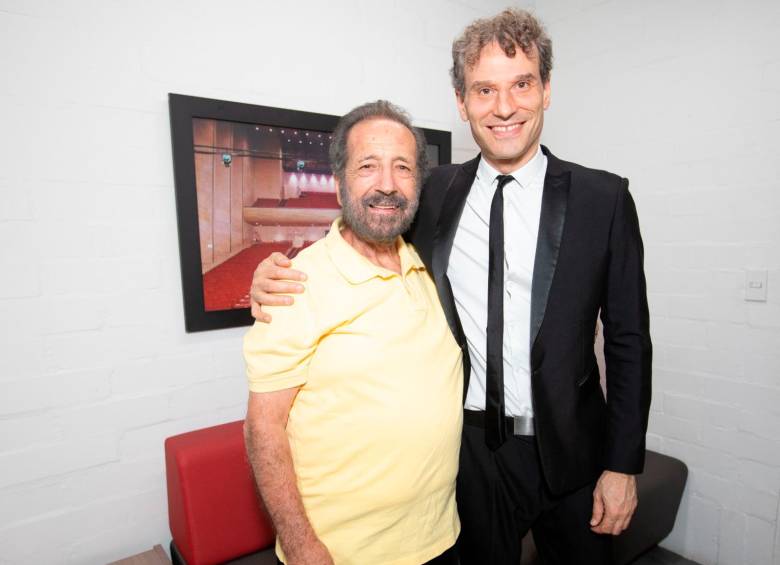 Maestros Alberto Correa y David Greilsammer previo al concierto. FOTO: Esneyder Gutiérrez