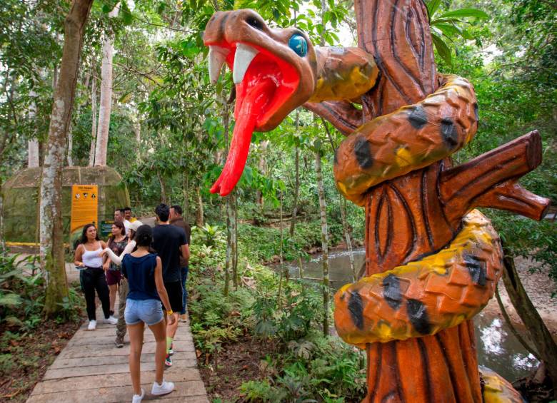 El recorrido está ambientado con grandes figuras que representan animales que hacen parte de la geografía amazónica. Foto: Esneyder Gutiérrez